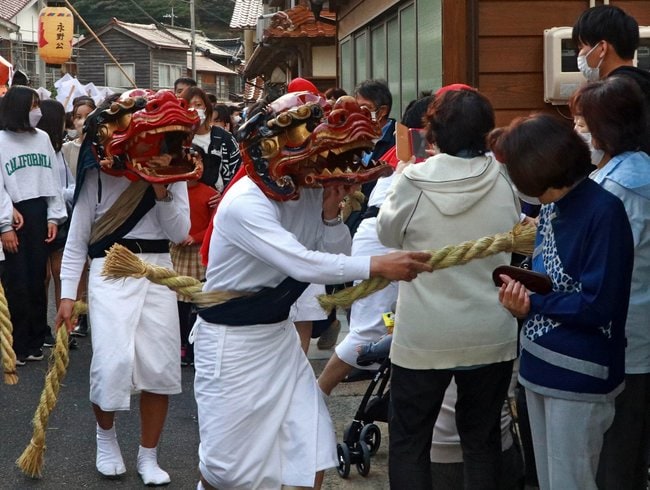 わらで編んだ「シッボ」で住民をたたきながら街を練り歩くガッチ＝松江市島根町野波