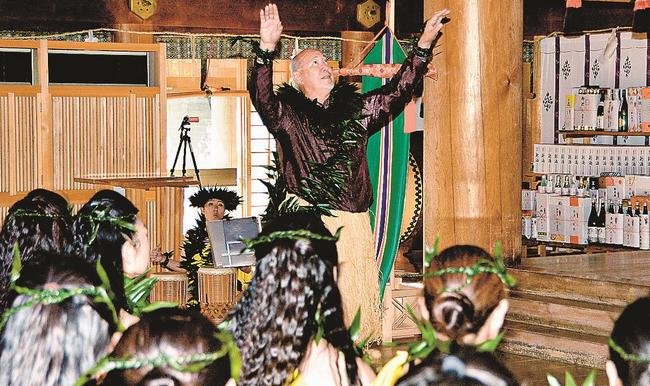 フラを奉納するフランク・カヴァイカプオカラニ・ヒューエット氏＝出雲市大社町杵築東、出雲大社