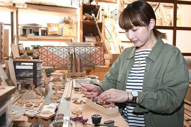 島根県産木材などを使った組子細工の製品を作る野尻香織さん＝雲南市加茂町三代、舟木木工所