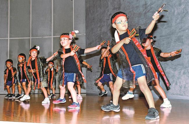 元気いっぱいに「よさこい踊り」を披露する荒木幼稚園の園児＝出雲市大社町杵築南、大社文化プレイスうらら館