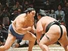真剣な表情で立ち合う