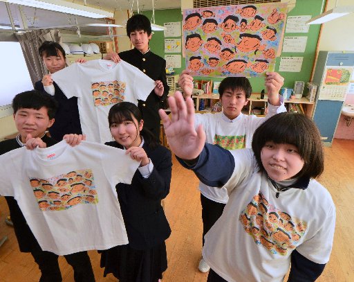 仲間の祝福を受けながら優勝を喜ぶ吉田みくにさん（手前右）＝島根県隠岐の島町城北町、隠岐養護学校