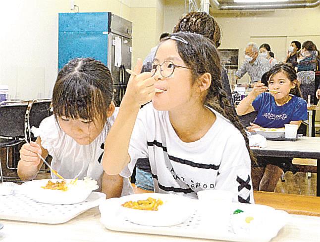 「子どもご縁食堂」で夏野菜カレーを味わう子どもたち＝２０２２年１０月４日、松江市殿町