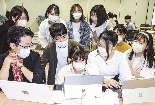 大学祭当日に向けた打ち合わせを進める島根大の学生たち＝松江市西川津町、島根大