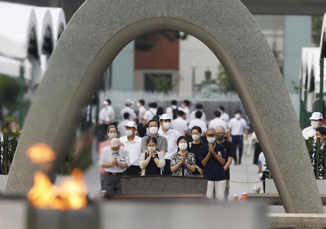 「原爆の日」を迎え、原爆慰霊碑の前で手を合わせる人たち＝２０２２年８月６日、広島市の平和公園
