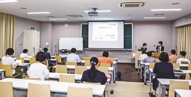 里親の経験談や制度説明を聞き、理解を深める参加者＝出雲市今市町、出雲医療看護専門学校