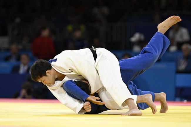 パリ五輪柔道男子60㌔級３位決定戦で、トルコ選手に合わせ技で一本勝ちする永山竜樹選手。銅メダルを獲得した＝27日、パリ（共同）