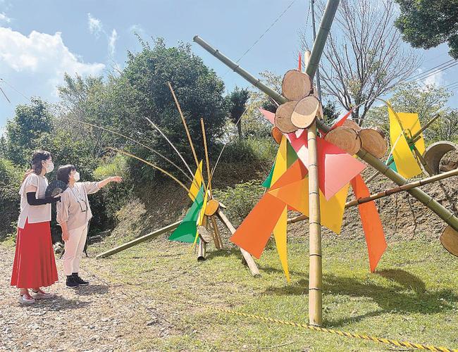大型作品「残暑」を鑑賞する来場者＝浜田市金城町七条、ＫＩＹＡ