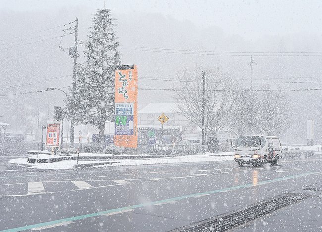 雪が舞う中、国道５４号を走行する車＝２８日午後１時５３分、島根県飯南町花栗