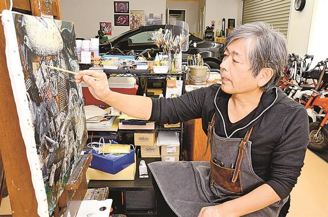 アトリエで制作に励む春日裕次さん＝出雲市所原町