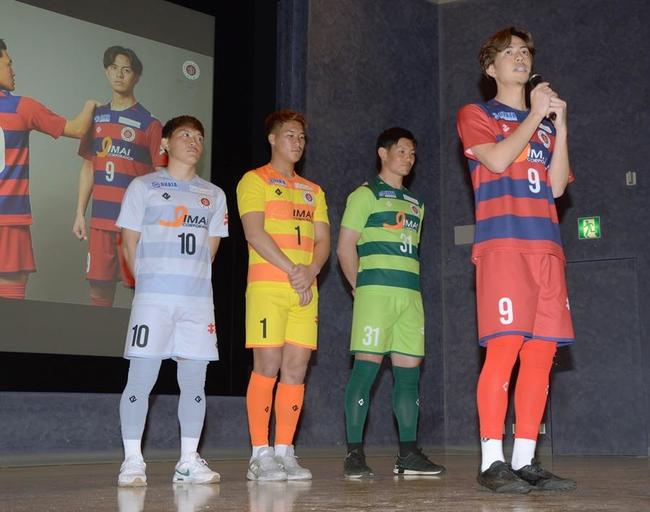 新ユニホーム姿で「多くのファンの期待に応える」と話すベルガロッソいわみの福家遼太郎選手（右）＝３日、浜田市野原町の島根県立大浜田キャンパス