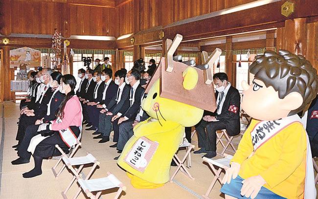 新型コロナウイルスの収束と観光需要の回復を祈願する観光事業関係者=出雲市大社町杵築東、出雲大社