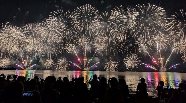 松江水郷祭湖上花火大会で、上空と湖面を鮮やかに彩った打ち上げ花火＝３日夜、松江市の宍道湖岸