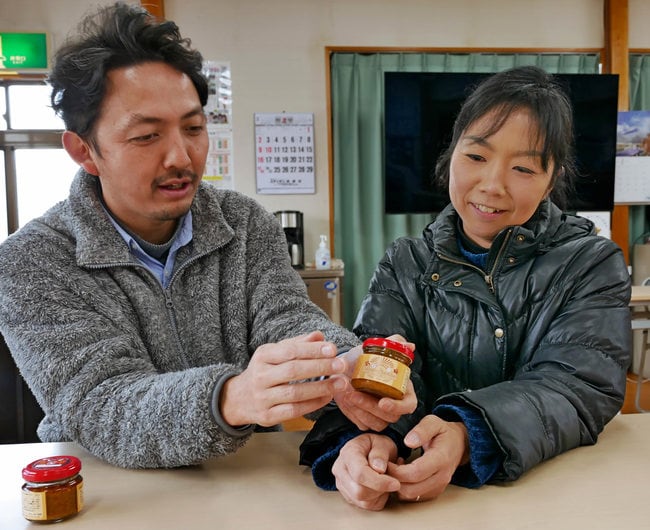 みさとサンバルについて語る田中利典さん（左）と紗江さん＝島根県美郷町都賀本郷
