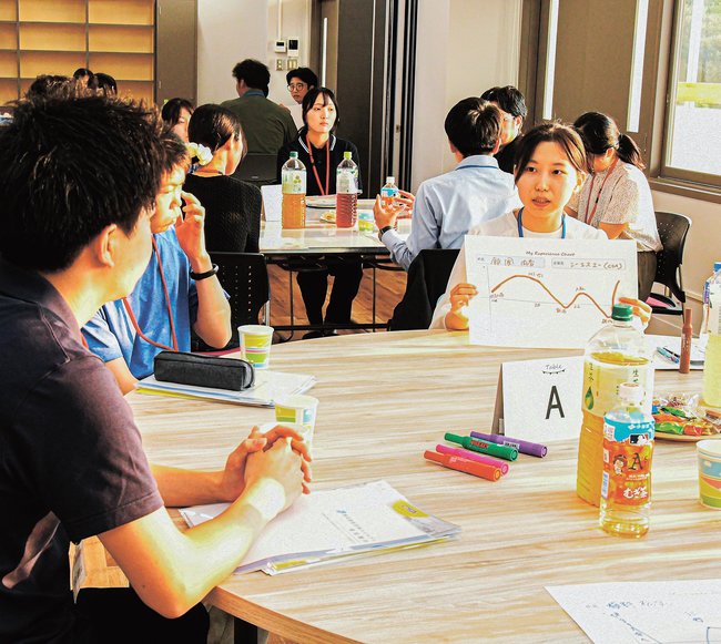 参加者に自らの体験などを話す地元企業の社員＝出雲市大社町日御碕、日御碕サテライトオフィス