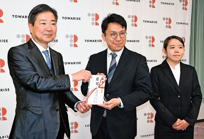 目録を手にする古山英明社長（左）、島田北斗さん（中央）、北村亜依香さん＝米子市東福原２丁目、ホテルわこう