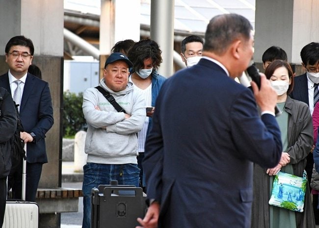 自民党の石破茂元幹事長（手前）の街頭演説を聞く有権者＝１日、松江市朝日町、ＪＲ松江駅