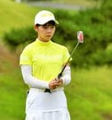ラインを読む選手＝大山平原ゴルフクラブ