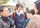 家族に囲まれ、笑顔を見せる高井結葵さん（左から２人目）。小学校に通うのを心待ちにしている＝島根県隠岐の島町西町