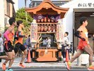 鼕保存会の音色が選手たちを後押し＝松江市寺町