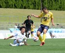 後半３３分、ＦＣ神楽しまねのＦＷ谷尾昂也（右）がシュートを決め、３―１とする