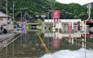 複数の店舗で浸水被害が発生した島根県川本町因原地区＝１５日午前９時５３分