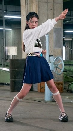 『仮面ライダーアインズ withガールズリミックス』で天翔天音が仮面ライダーアインズに変身(C)東映特撮ファンクラブ (C)石森プロ・東映