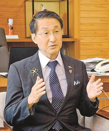 会長就任を前に意欲を述べる平井伸治知事＝鳥取市東町１丁目、県庁