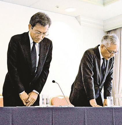 （４）元幹部による２４時間テレビの寄付金着服を謝罪する日本海テレビの田口晃也会長（右）と西嶌一泰社長＝鳥取市永楽温泉町、ホテルモナーク鳥取