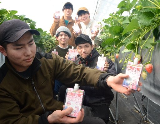 開発した商品「君とオレ」を手にする学生=大田市波根町、県立農林大学校