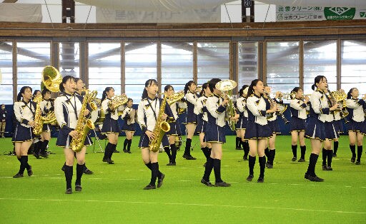 軽快なステップときれいな音色で会場を沸かす松江商業高校吹奏楽部＝出雲市矢野町、出雲ドーム