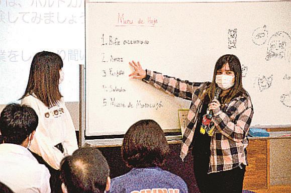 教職員にポルトガル語の説明をする平田アナさん（右）＝松江市宍道町宍道、宍道高校