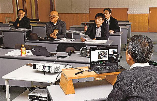 新聞を使った教育実践の報告に聞き入る参加者＝益田市常盤町、益田市立図書館