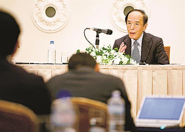 名古屋市で記者会見する日銀の植田和男総裁。日銀の金融政策運営が経済の先行きに影響すると見込まれる＝２０２３年１１月