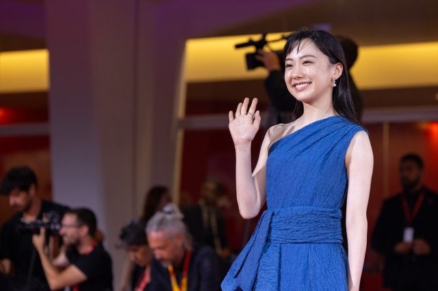 「第81回ベネチア国際映画祭」のレッドカーペットを歩いた芦田愛菜 （C）KAZUKO WAKAYAMA