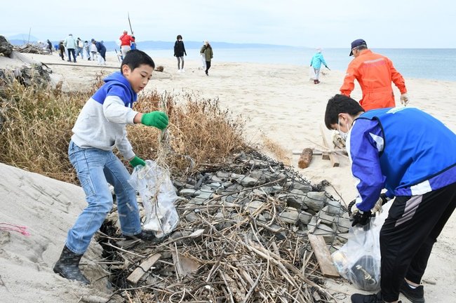 漂着したごみを拾う参加者＝出雲市外園町、長浜海岸