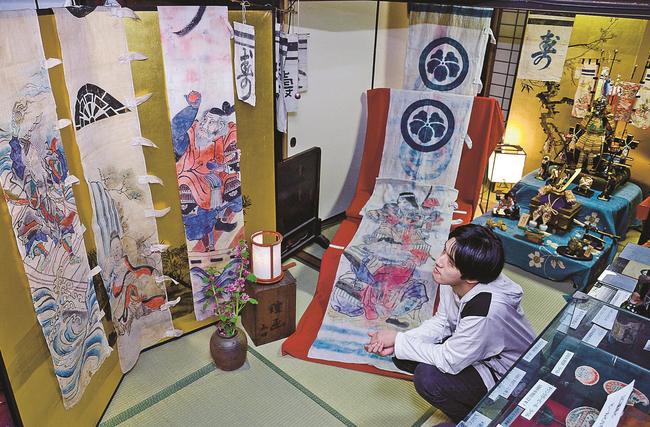 まちかど博物館の展示品を眺める来場者＝松江市末次本町