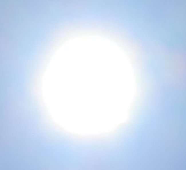 昨年の夏至の太陽＝２０２４年６月２１日午前、松江市内