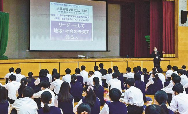 多々納雄二校長（右奥）の話に耳を傾ける２年生。出雲高は「リーダー」となれる人材の育成を目指す＝出雲市今市町、出雲高校
