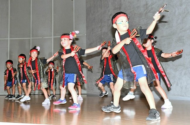 元気いっぱいに「よさこい踊り」を披露する荒木幼稚園の園児＝出雲市大社町杵築南、大社文化プレイスうらら館