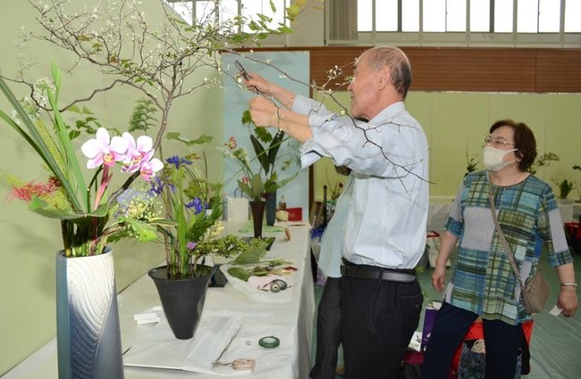 花展に向け花を生けて準備する会員ら=浜田市原井町、サンマリン浜田