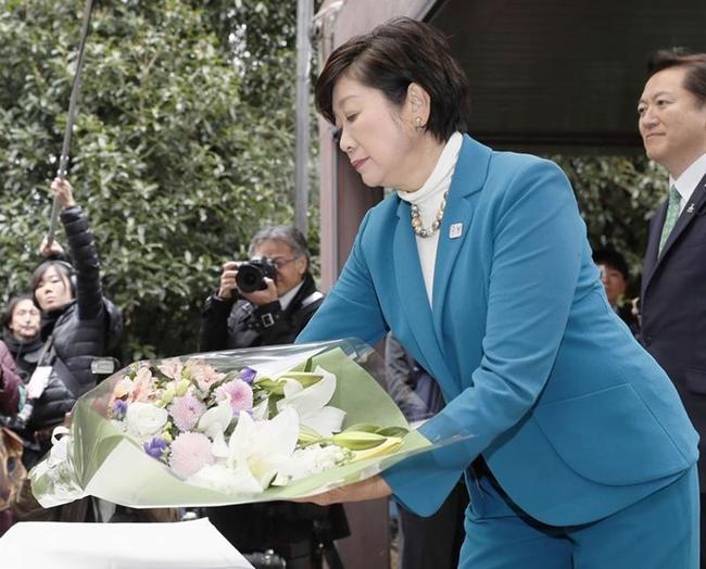 国立ハンセン病療養所「多磨全生園」を訪れ、納骨堂に献花する東京都の小池百合子知事＝２０１７年４月１日、東京都東村山市