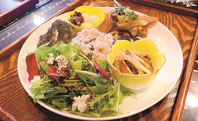 震湯カフェ内蔵丞が提供を始めた限定ランチメニューの「美肌ぷれいと」=大田市温泉津町温泉津