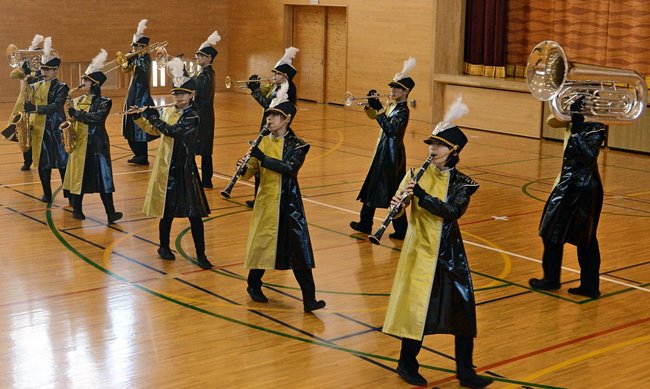 息の合ったマーチングを披露する大田西中学校の吹奏楽部員＝大田市仁摩町仁万