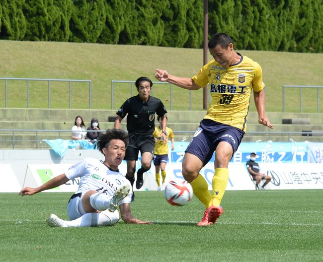 後半３３分、ＦＣ神楽しまねのＦＷ谷尾昂也（右）がシュートを決め、３―１とする