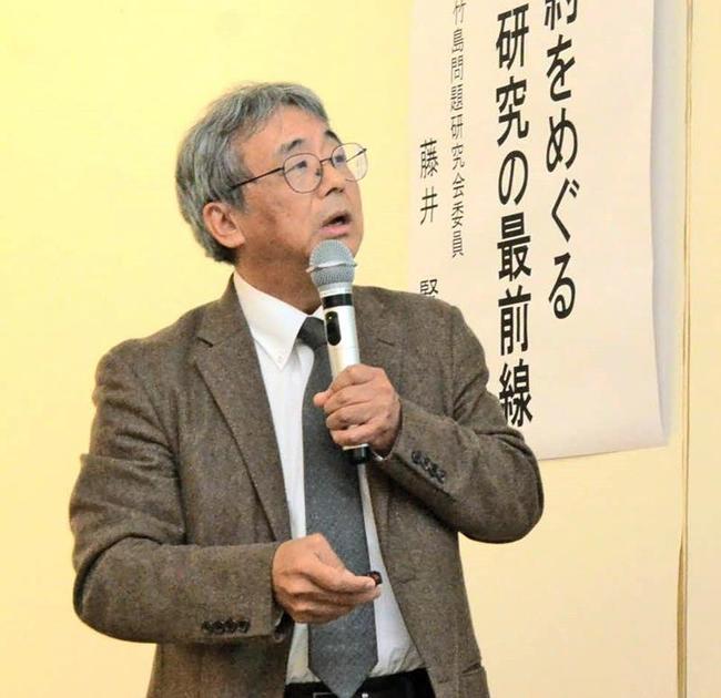 サンフランシスコ平和条約を中心に竹島問題を解説する藤井賢二さん＝松江市殿町、島根県民会館