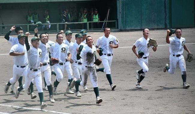 【決勝・鳥取商ー鳥取西】９回を守り切って勝利を決め、満面の笑みでスタンドにあいさつに行く鳥取商の選手＝どらドラパーク米子市民球場