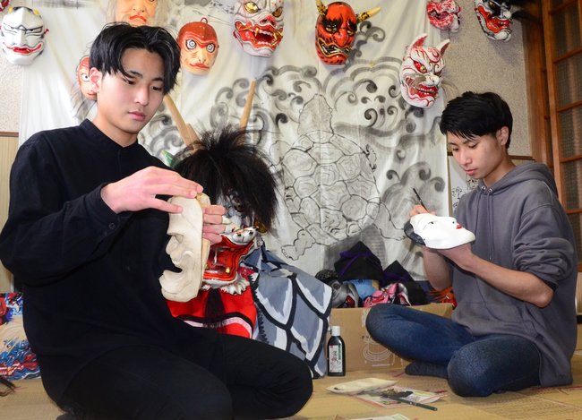 面作りに励む兄の竹原倫希さん（左）と弟の和希さん＝浜田市浅井町、神楽処神伝
