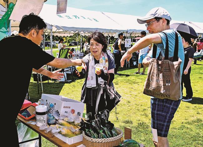 カットメロンを購入する来場者＝益田市高津町、島根県立万葉公園