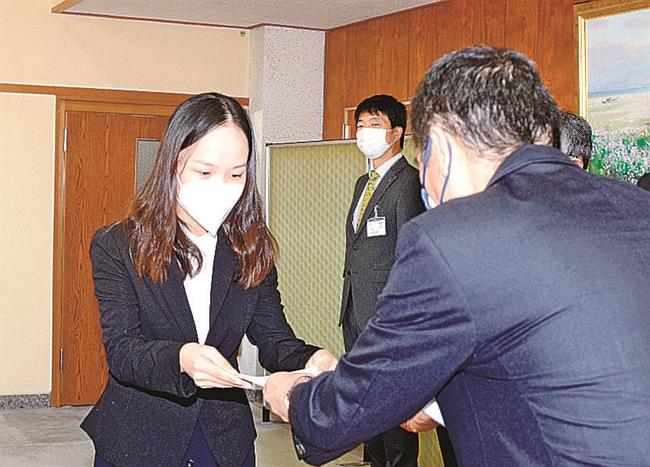 辞令を受けるダム・ゴック・クァンさん（左）＝境港市上道町、市役所